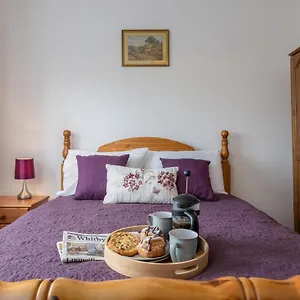 Holiday home Arundel - Luxurious, Homely & Dog Friendly With Parking, Whitby